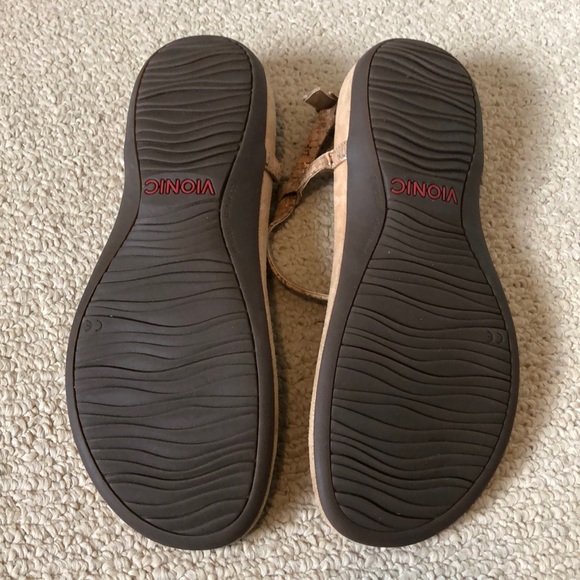 Vionic Women’s Nala T-strap sandal in gold/cork - Picture 2 of 4